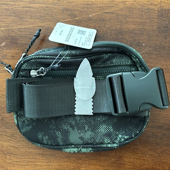 Fabletics Belt Bag NWT SALE - Picture 3 of 8